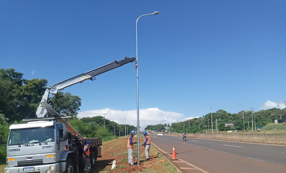 Novos postes sendo instalados na BR-277 em Foz do Iguaçu