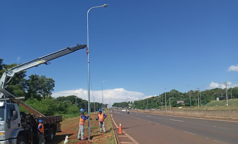 Novos postes sendo instalados na BR-277 em Foz do Iguaçu