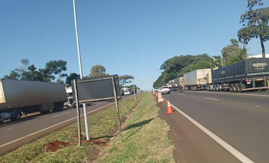 Novos postes sendo instalados na BR-277 em Foz do Iguaçu