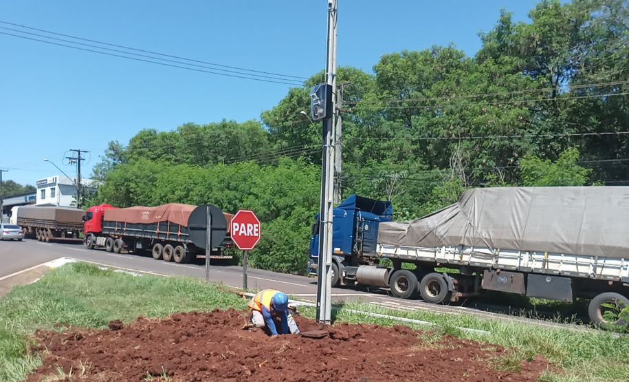 Novos postes sendo instalados na BR-277 em Foz do Iguaçu