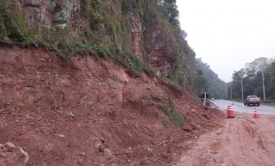 Obra de correção de taludes em União da Vitória