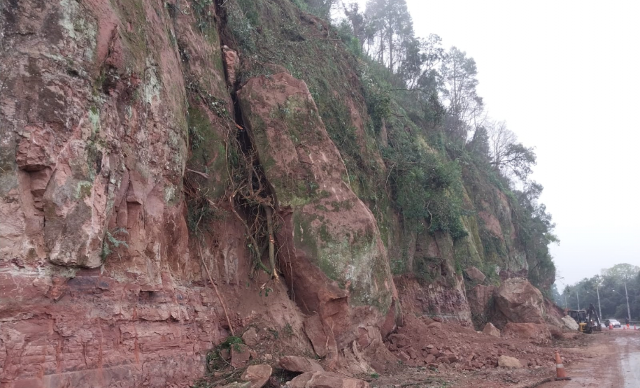 Obra de correção de taludes em União da Vitória