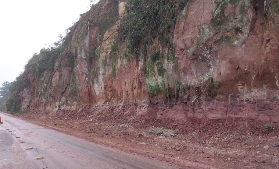Obra de correção de taludes em União da Vitória