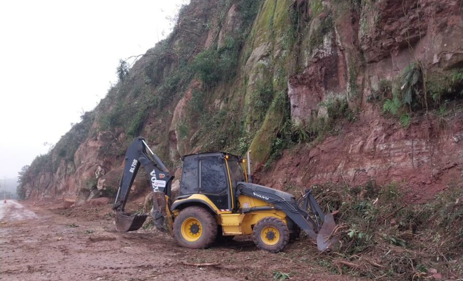 Obra de correção de taludes em União da Vitória