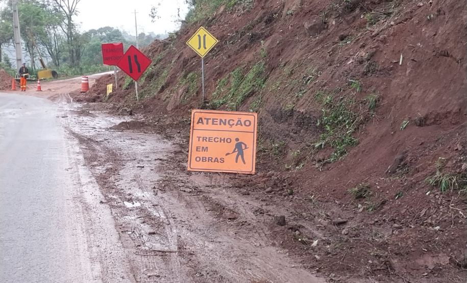 Obra de correção de taludes em União da Vitória