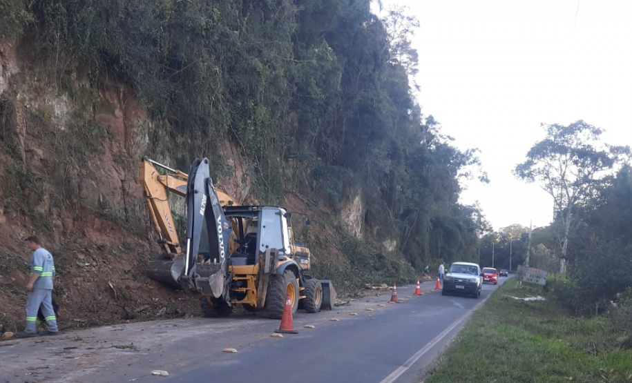 Obra de estabilização de taludes em rodovia de União da Vitória