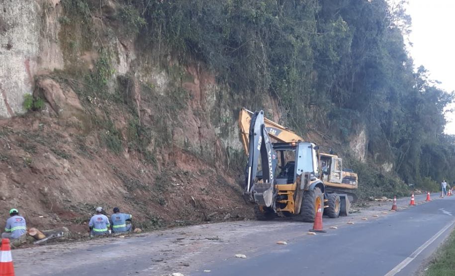 Obra de estabilização de taludes em rodovia de União da Vitória