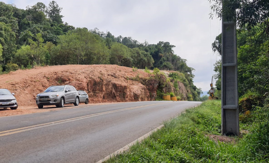 Obra de estabilização de taludes em rodovia de União da Vitória
