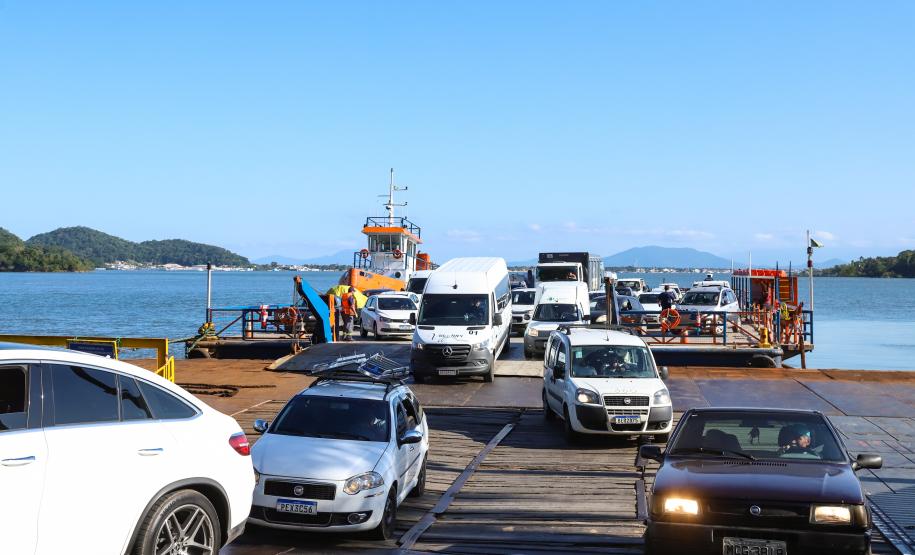 Ferry boat de Guaratuba em operação