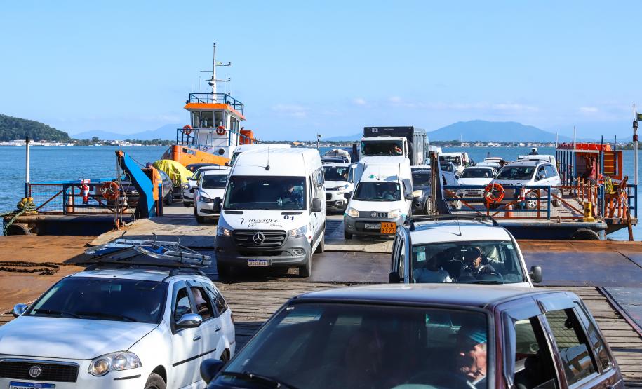 Ferry boat de Guaratuba em operação