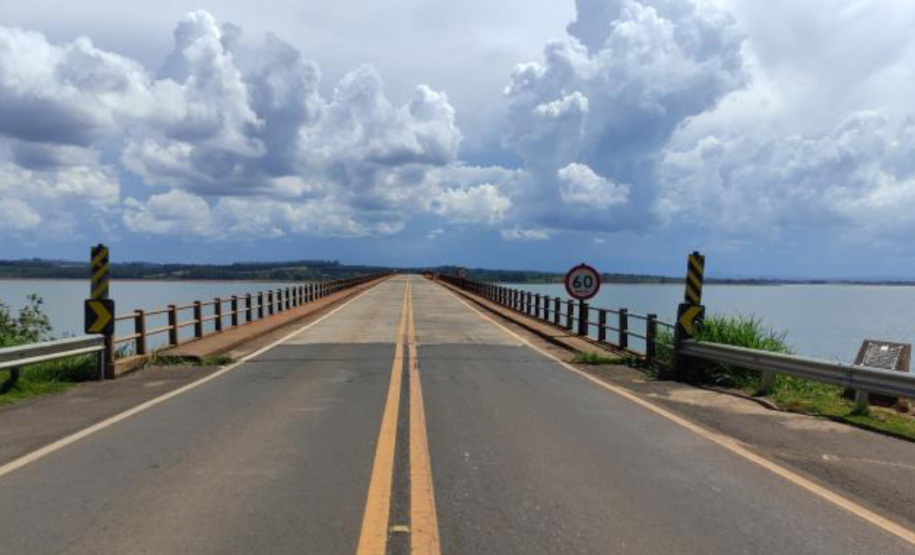 Ponte Rio Itararé (Represa de Chavantes) na PR-218, em Carlópolis