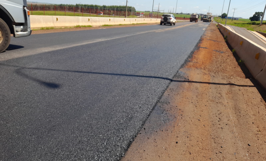 Serviços de conservação na PR-239 entre Assis Chateaubriand e Bragantina