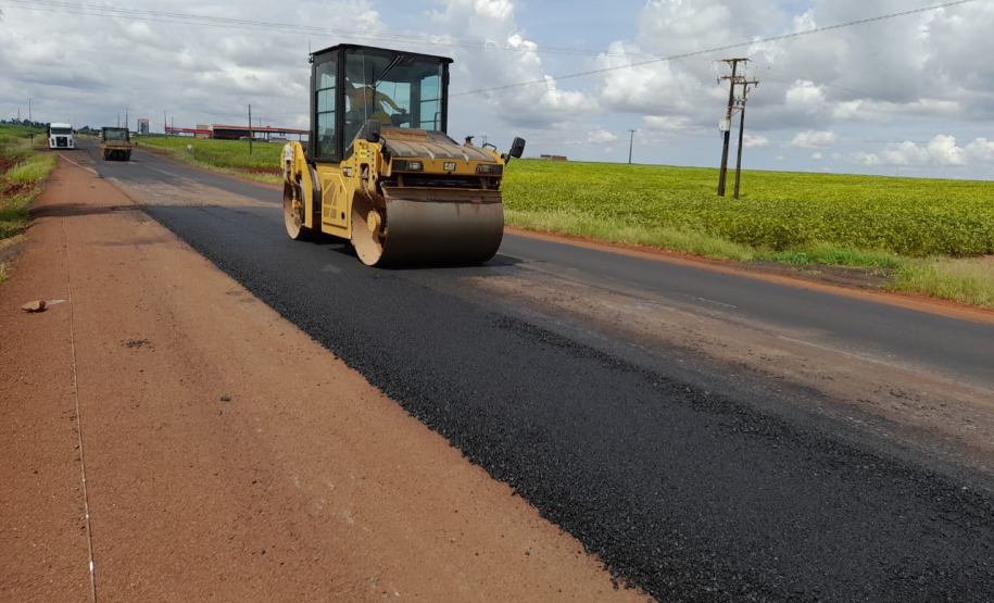 Serviços de conservação na PR-239 entre Assis Chateaubriand e Bragantina