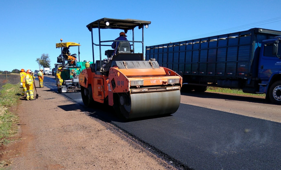 Serviços de conservação na PR-239 entre Assis Chateaubriand e Bragantina