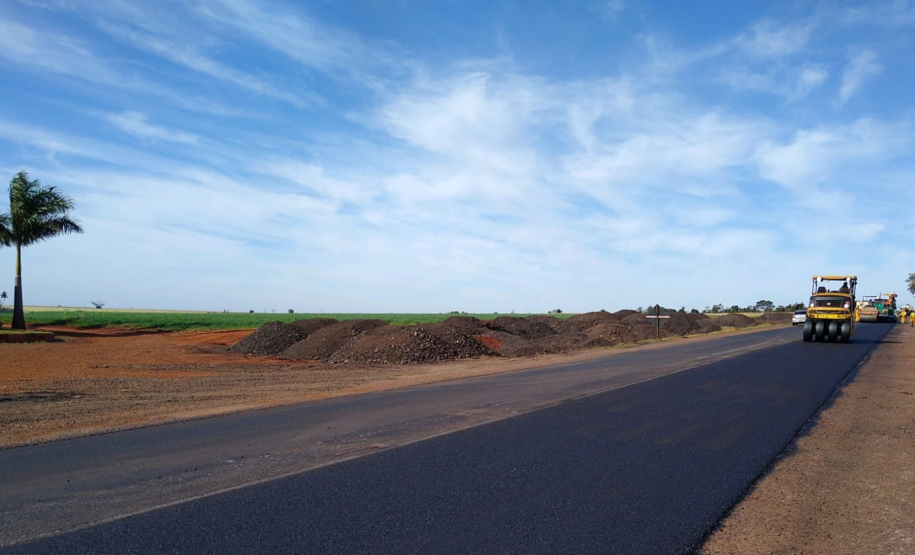 Serviços de conservação na PR-239 entre Assis Chateaubriand e Bragantina