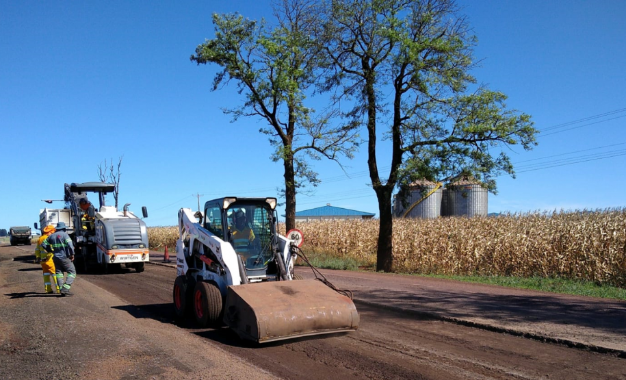 Serviços de conservação na PR-239 entre Assis Chateaubriand e Bragantina