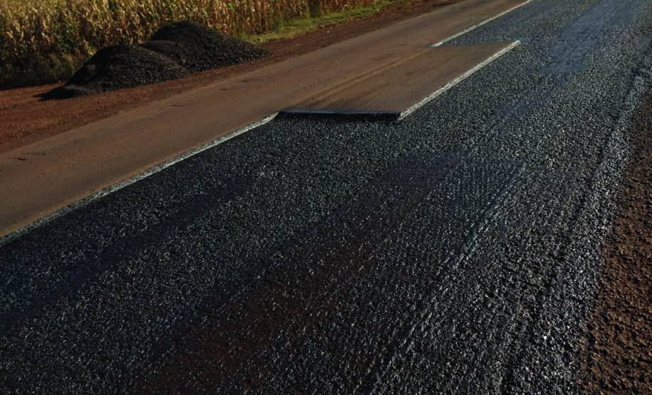 Serviços de conservação na PR-239 entre Assis Chateaubriand e Bragantina