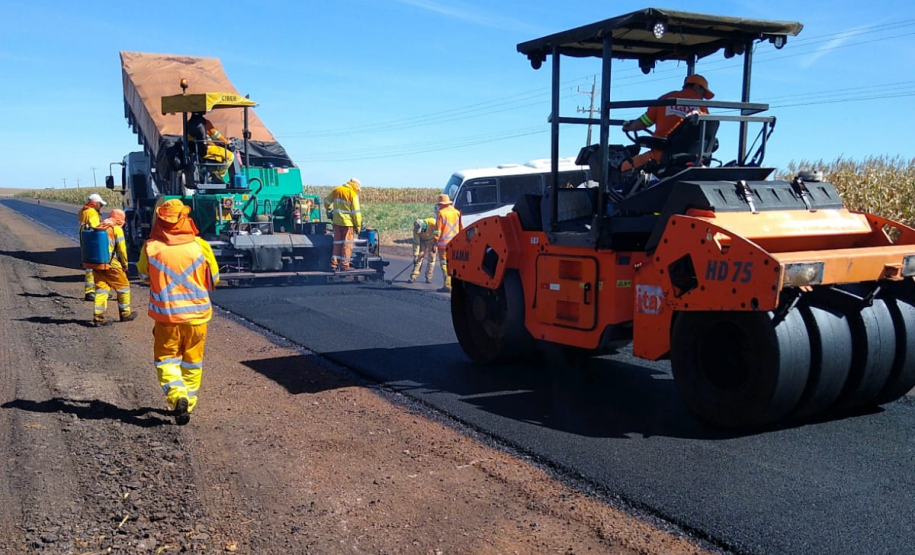 Serviços de conservação na PR-239 entre Assis Chateaubriand e Bragantina