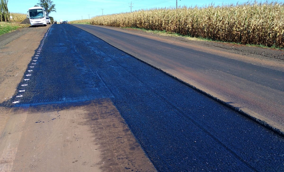 Serviços de conservação na PR-239 entre Assis Chateaubriand e Bragantina