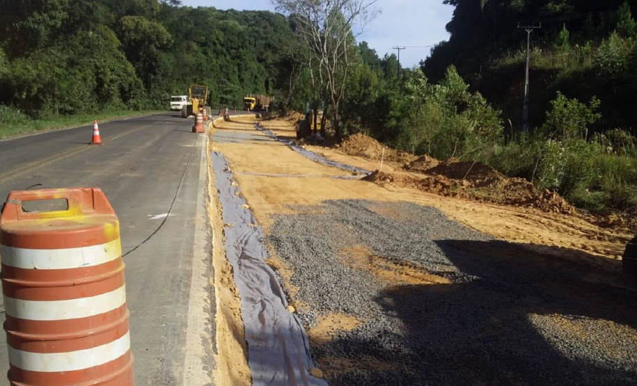 Obra de terceiras faixas na PR-160 em Imbaú