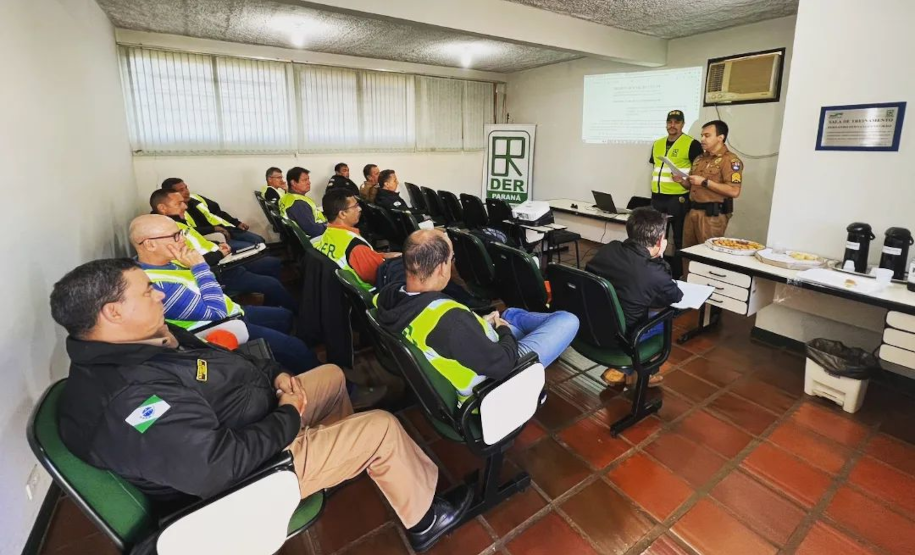 Treinamento de agentes do DER/PR e do CMEIV