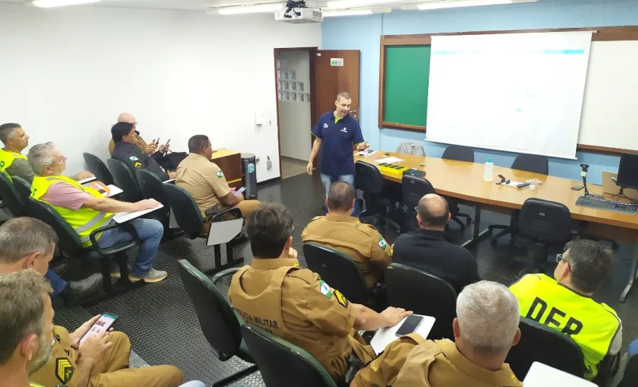 Treinamento de agentes do DER/PR e do CMEIV