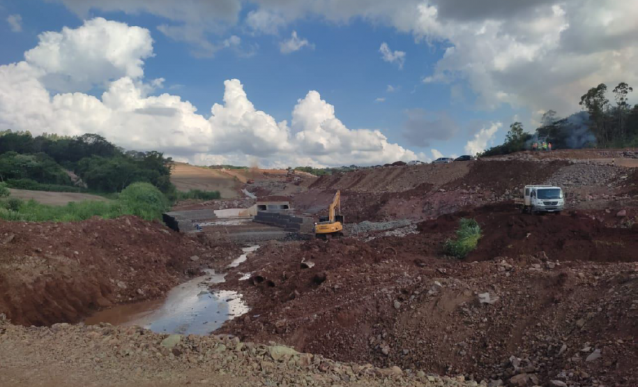 Contorno de Jandaia do Sul - drenagem - galeria e canal de escoamento em gabião