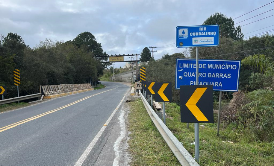 Ponte Rio Curralinho (PR-506) no limite entre Piraquara e Quatro Barras: novas barreiras de concreto.