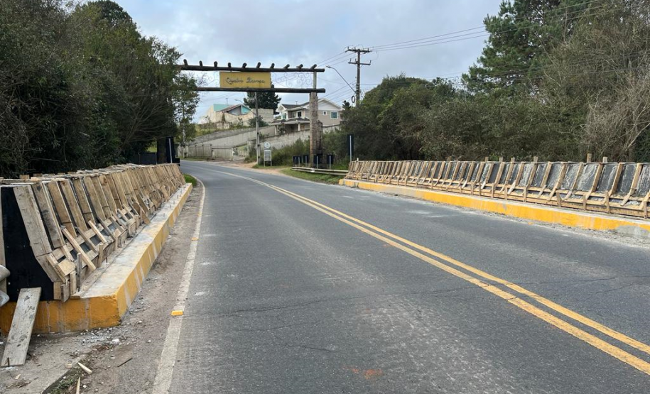 Ponte Rio Curralinho (PR-506) no limite entre Piraquara e Quatro Barras: novas barreiras de concreto.