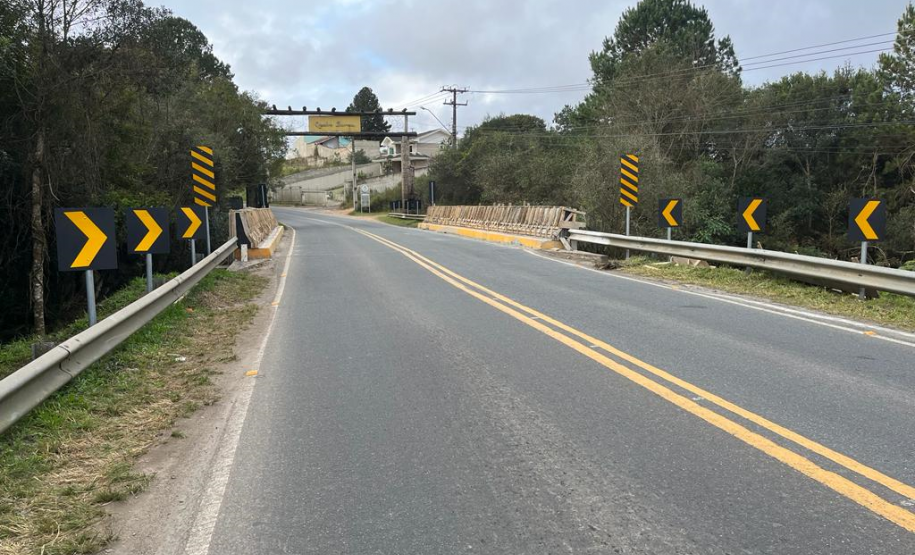 Ponte Rio Curralinho (PR-506) no limite entre Piraquara e Quatro Barras: novas barreiras de concreto.