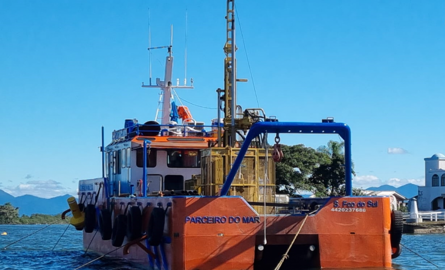 Catamarã para sondagens subaquáticas