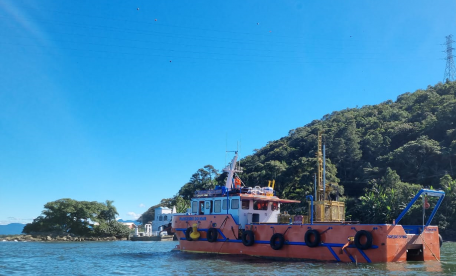 Catamarã para sondagens subaquáticas