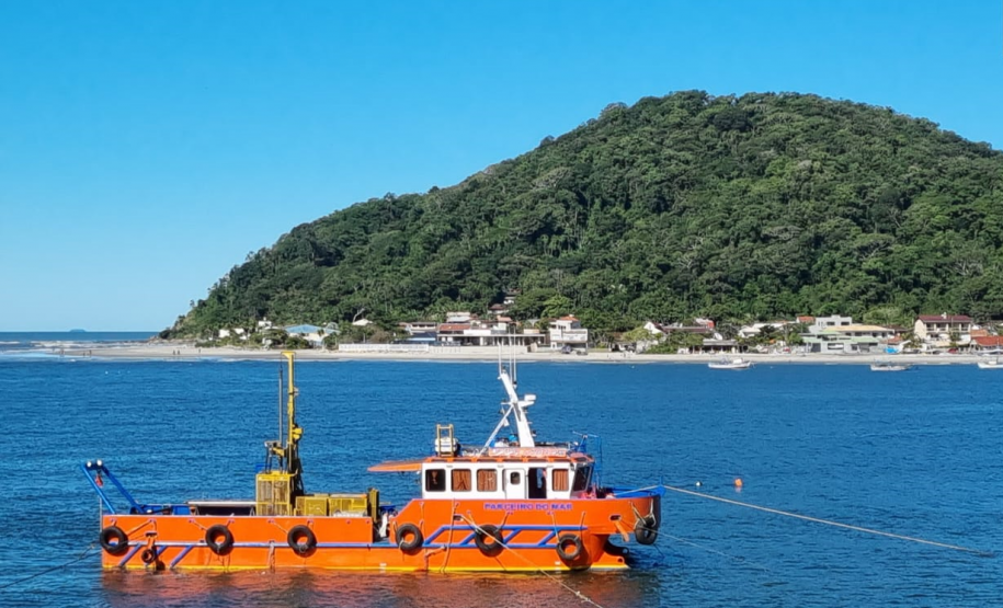 Catamarã para sondagens subaquáticas