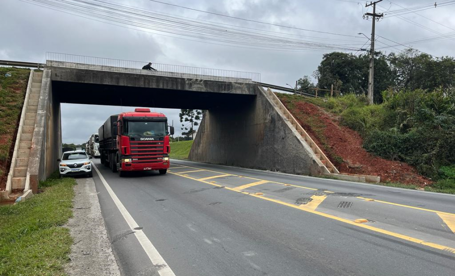 Viaduto R. Newton Laporte (PR-418) em Curitiba: novas descidas d'água.