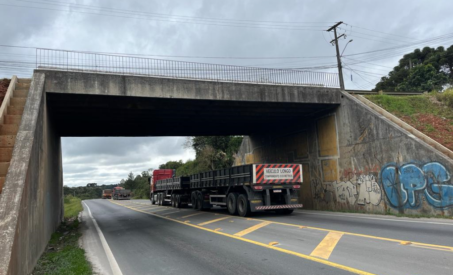 Viaduto R. Newton Laporte (PR-418) em Curitiba: novas descidas d'água.