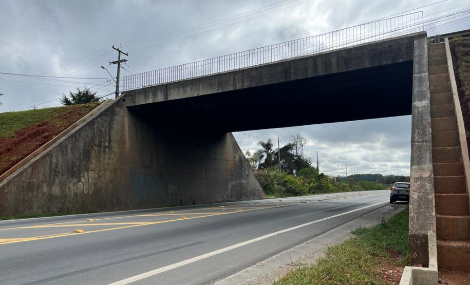 Viaduto R. Newton Laporte (PR-418) em Curitiba: novas descidas d'água.