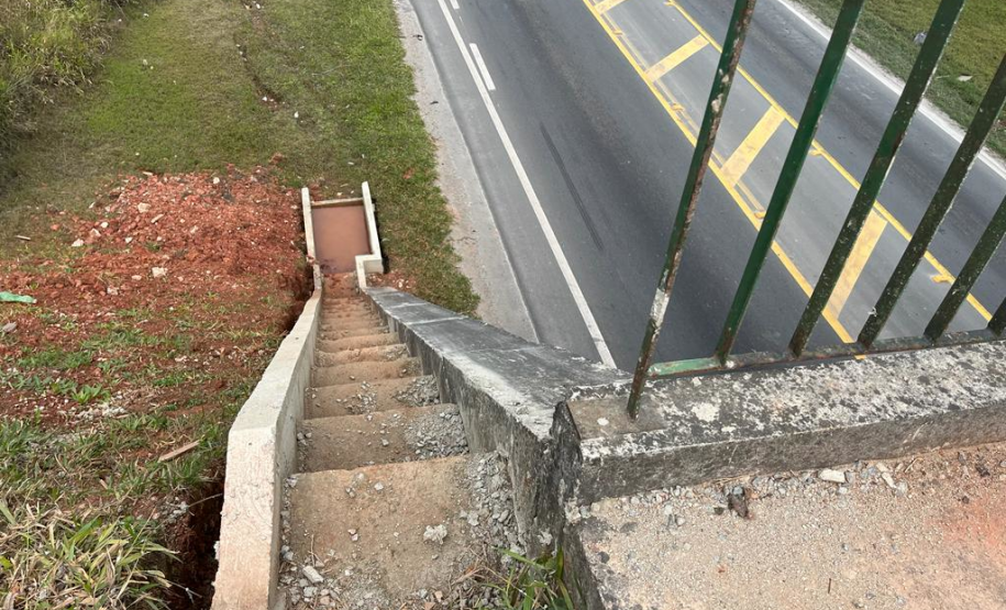 Viaduto R. Newton Laporte (PR-418) em Curitiba: novas descidas d'água.