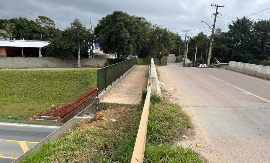 Viaduto R. Newton Laporte (PR-418) em Curitiba: novas descidas d'água.