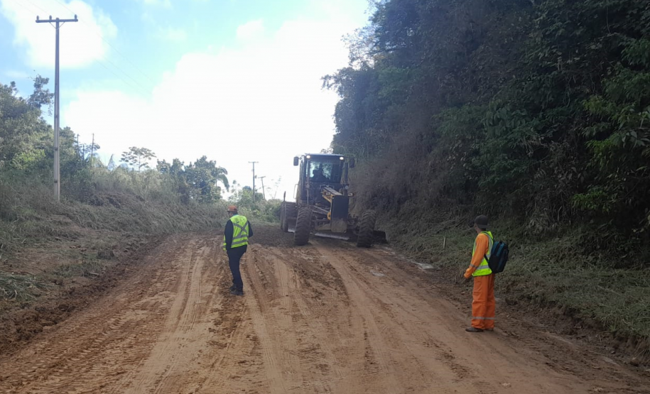 Conservação de via não pavimentada na PR-092, entre Cerro Azul e Doutor Ulysses