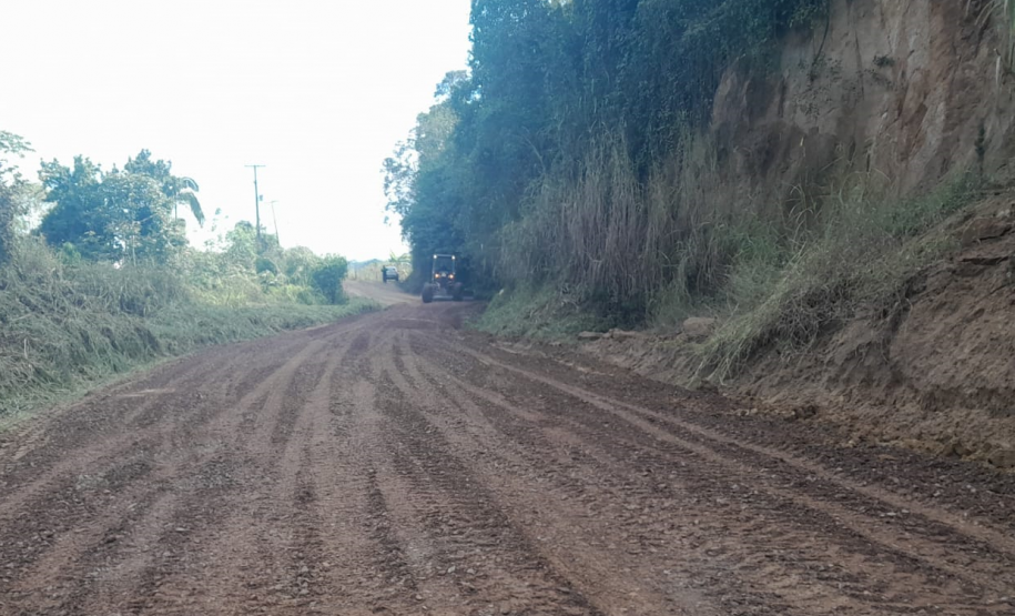 Conservação de via não pavimentada na PR-092, entre Cerro Azul e Doutor Ulysses