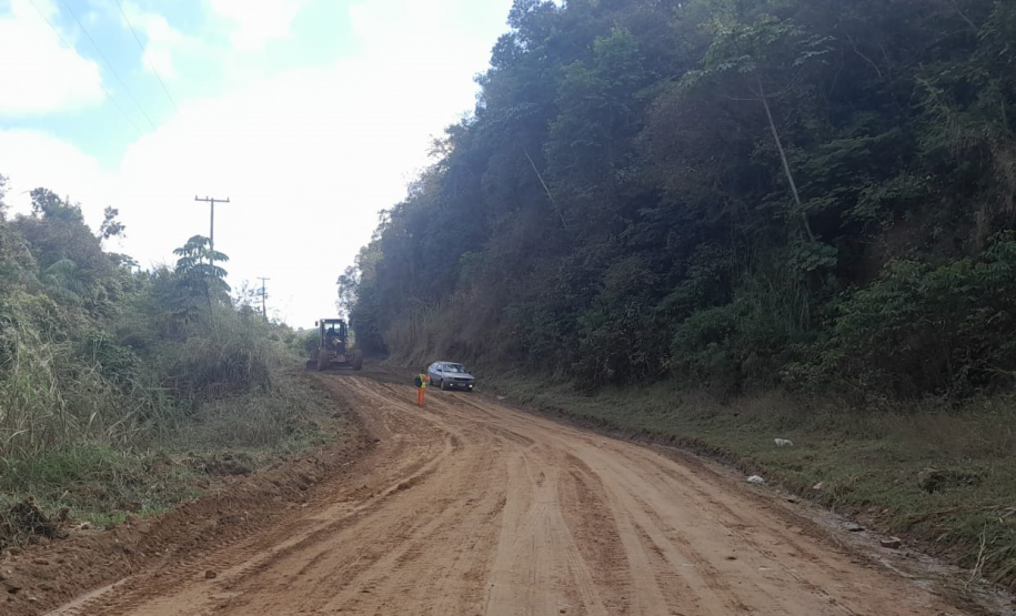 Conservação de via não pavimentada na PR-092, entre Cerro Azul e Doutor Ulysses