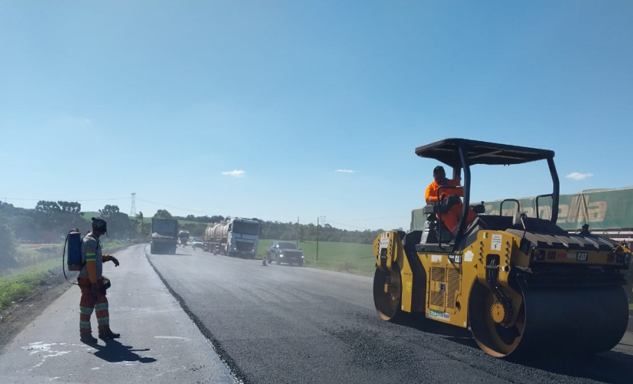 Serviços de conservação na PR-092 entre Wenceslau Braz e Jaguariaíva