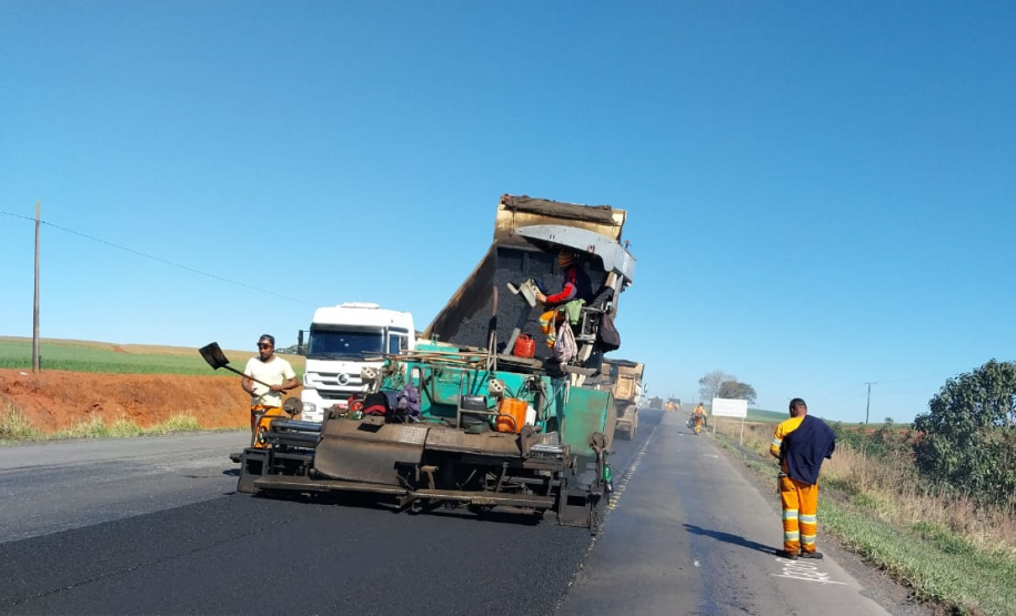 Serviços de conservação na PR-092 entre Wenceslau Braz e Jaguariaíva