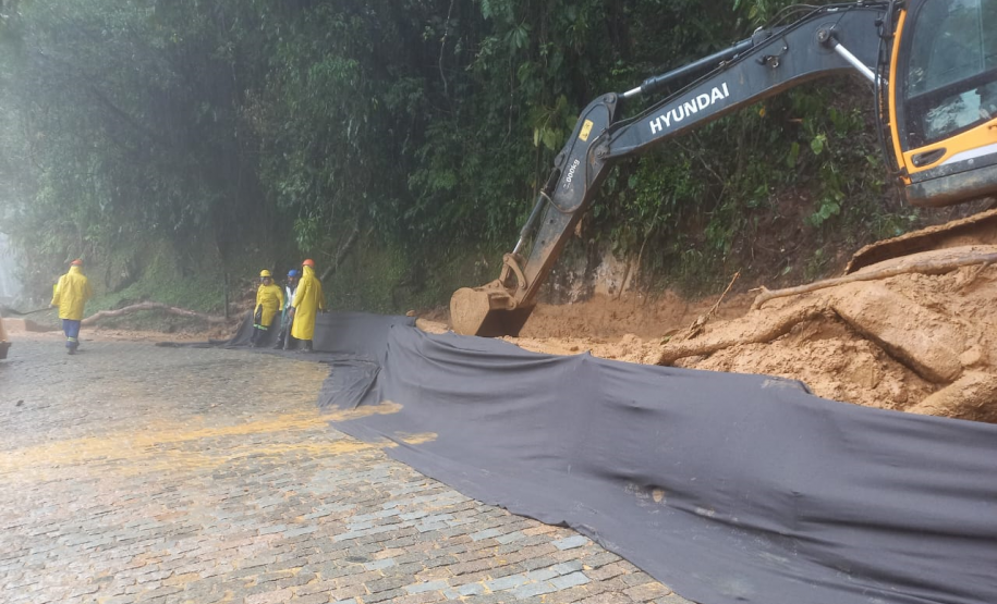 Estrada da Graciosa, limpeza e reparos sendo concluídos