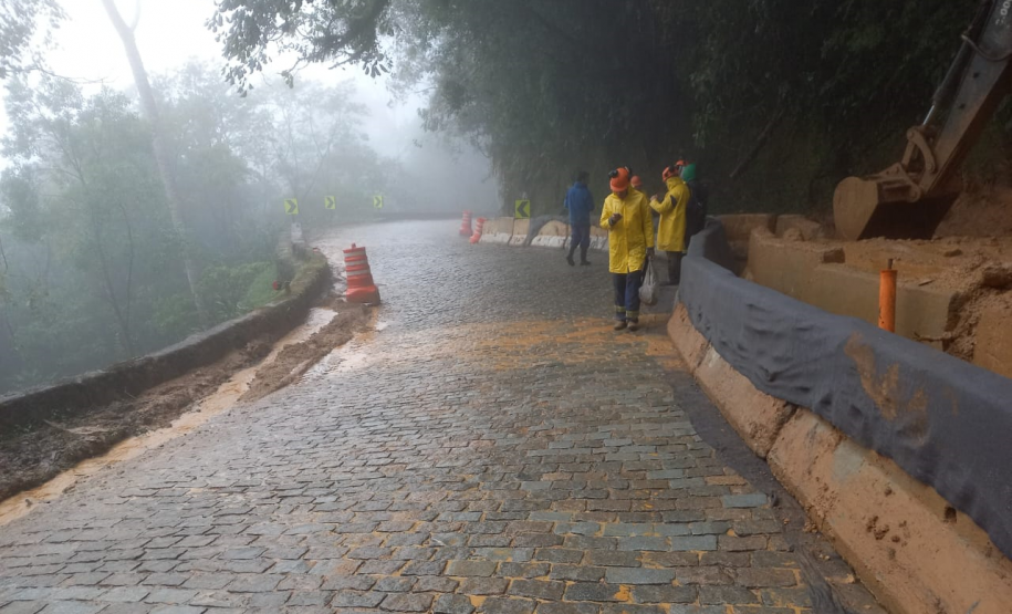 Estrada da Graciosa, limpeza e reparos sendo concluídos