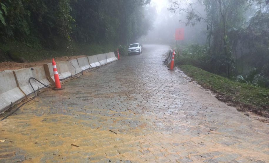 Estrada da Graciosa, limpeza e reparos sendo concluídos