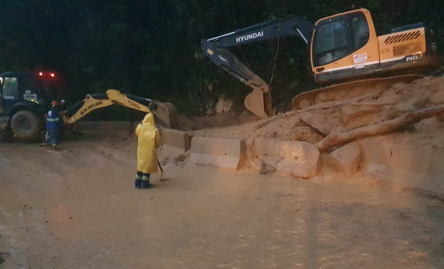 Estrada da Graciosa é bloqueada após escorregamento de materiais no km 11
