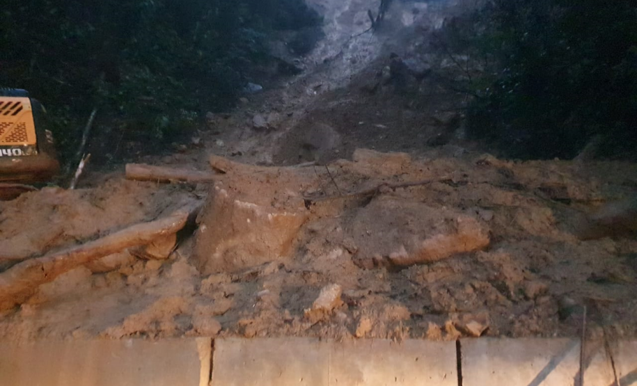 Estrada da Graciosa é bloqueada após escorregamento de materiais no km 11