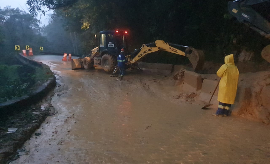 Estrada da Graciosa é bloqueada após escorregamento de materiais no km 11