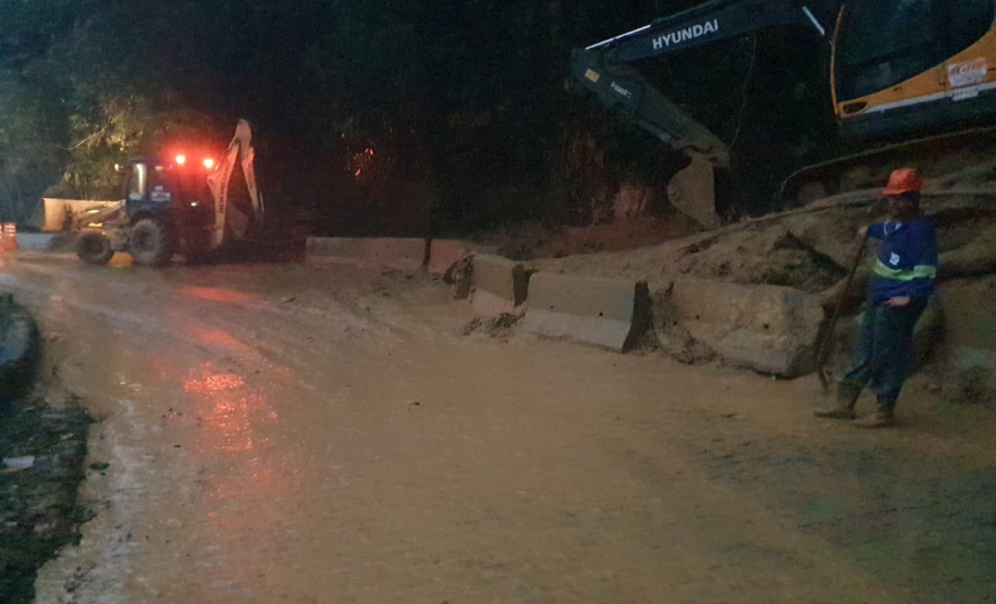 Estrada da Graciosa é bloqueada após escorregamento de materiais no km 11